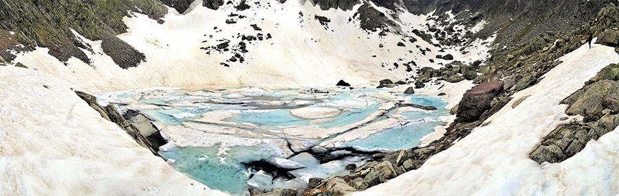Lago del Vallone (2226 m) in disgelo